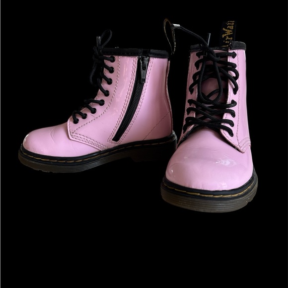 🍂Dr. Martens Kids Boots in Shiny Pink - Picture 2 of 7